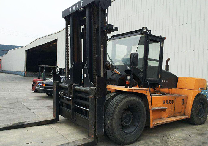 叉车配合厂房进行运输