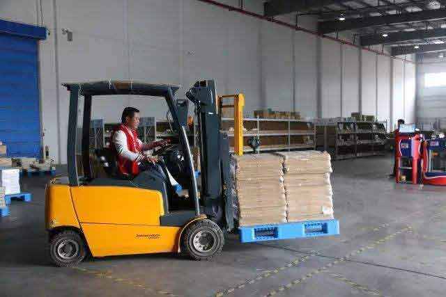 如何正确使用和维护叉车蓄电池